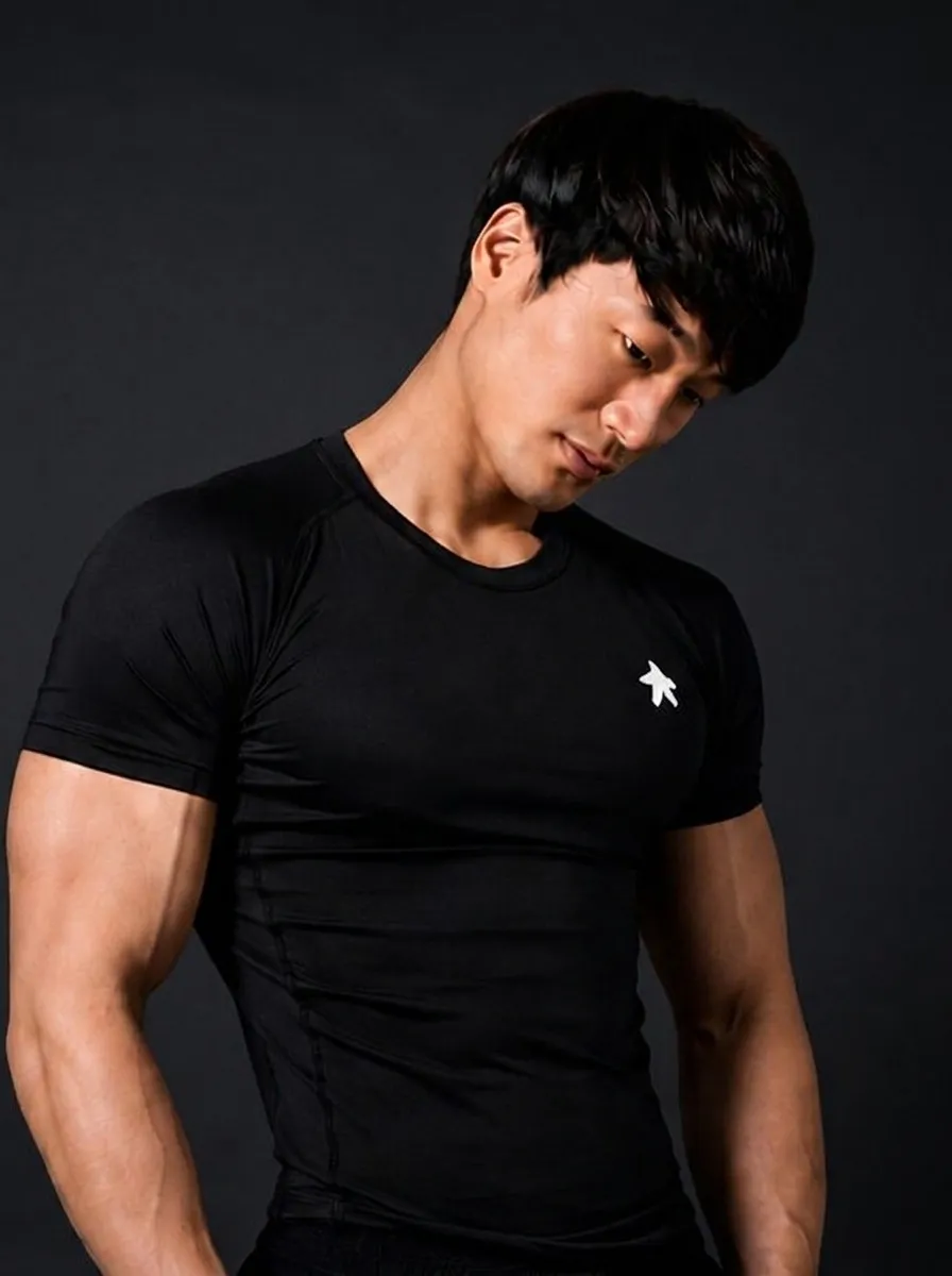 김태성 트레이너 — 검은 트레이닝복 차림의 상반신 사진